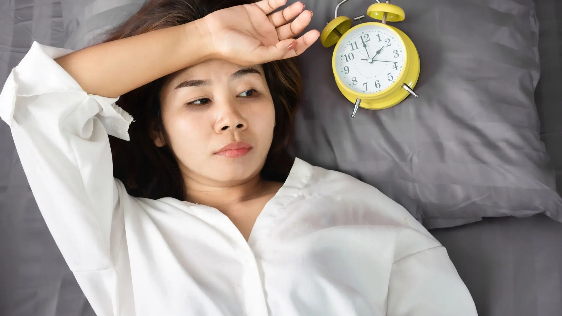Khó ngủ và ngủ không sâu giấc: Nguyên nhân thường gặp và cách cải thiện