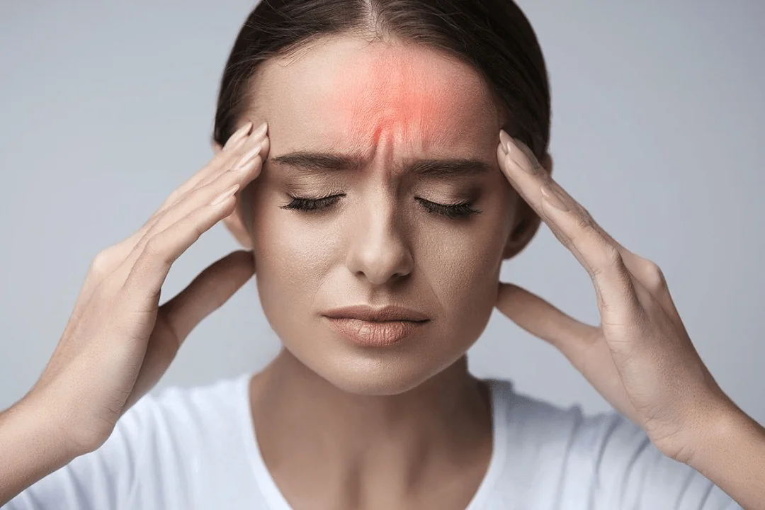 Đau đầu thường xuyên có thể là dấu hiệu của vấn đề sức khỏe nào?